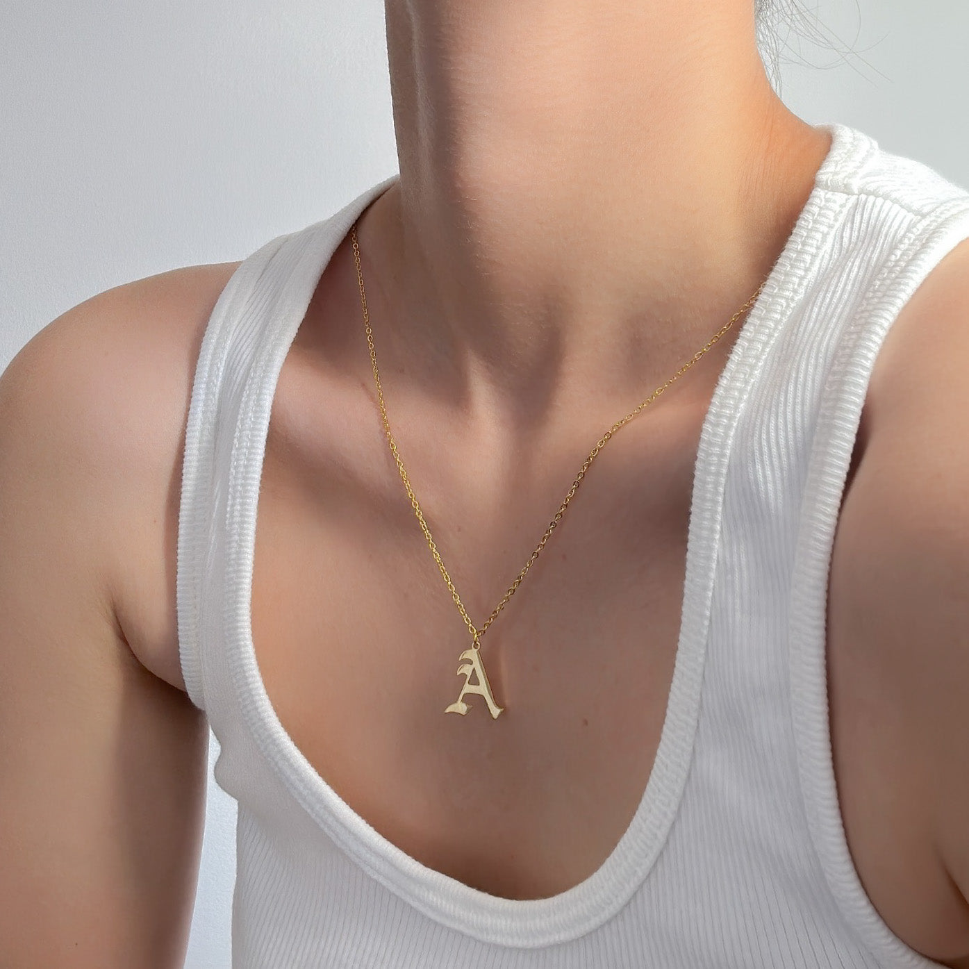 Collar con inicial en inglés antiguo de Rosoki ™